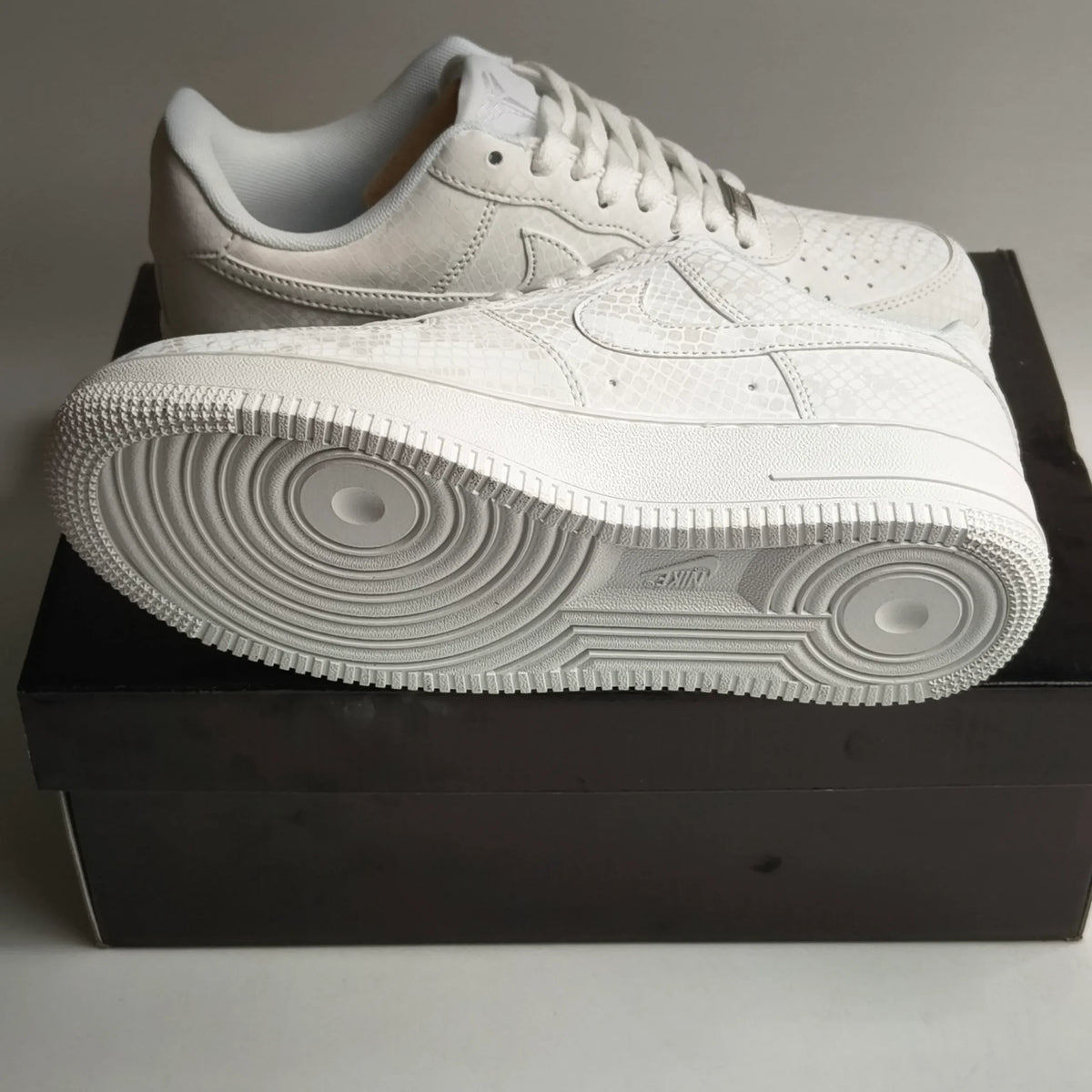 Kobe Bryant x AF 1 Low Triple White Shoes Sneakers – nk0004496