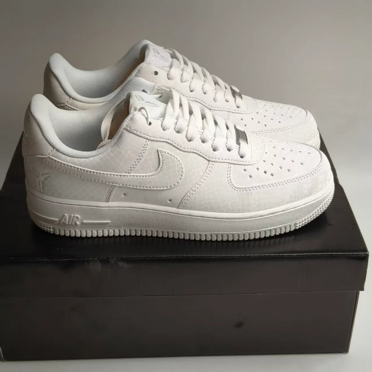 Kobe Bryant x AF 1 Low Triple White Shoes Sneakers – nk0004496